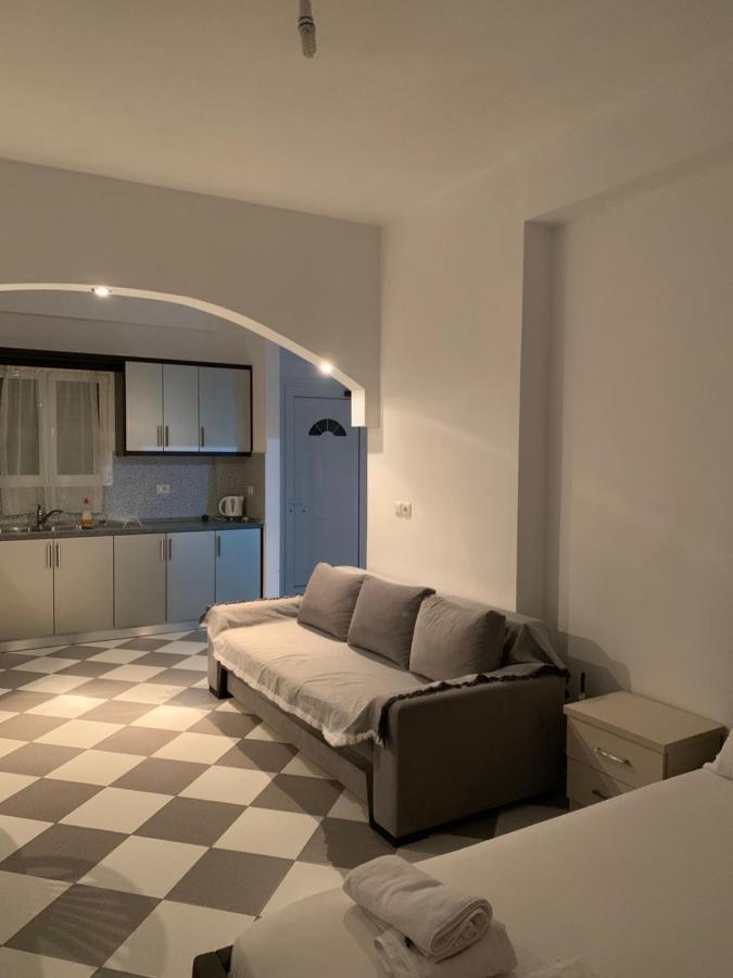 Henardi Apartments Ксамил Екстериор снимка
