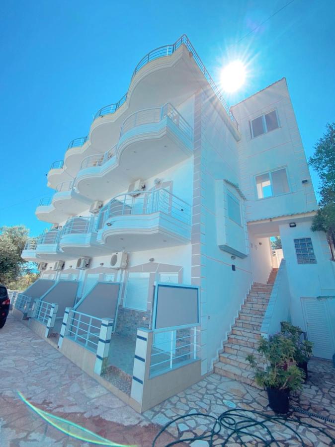 Henardi Apartments Ксамил Екстериор снимка