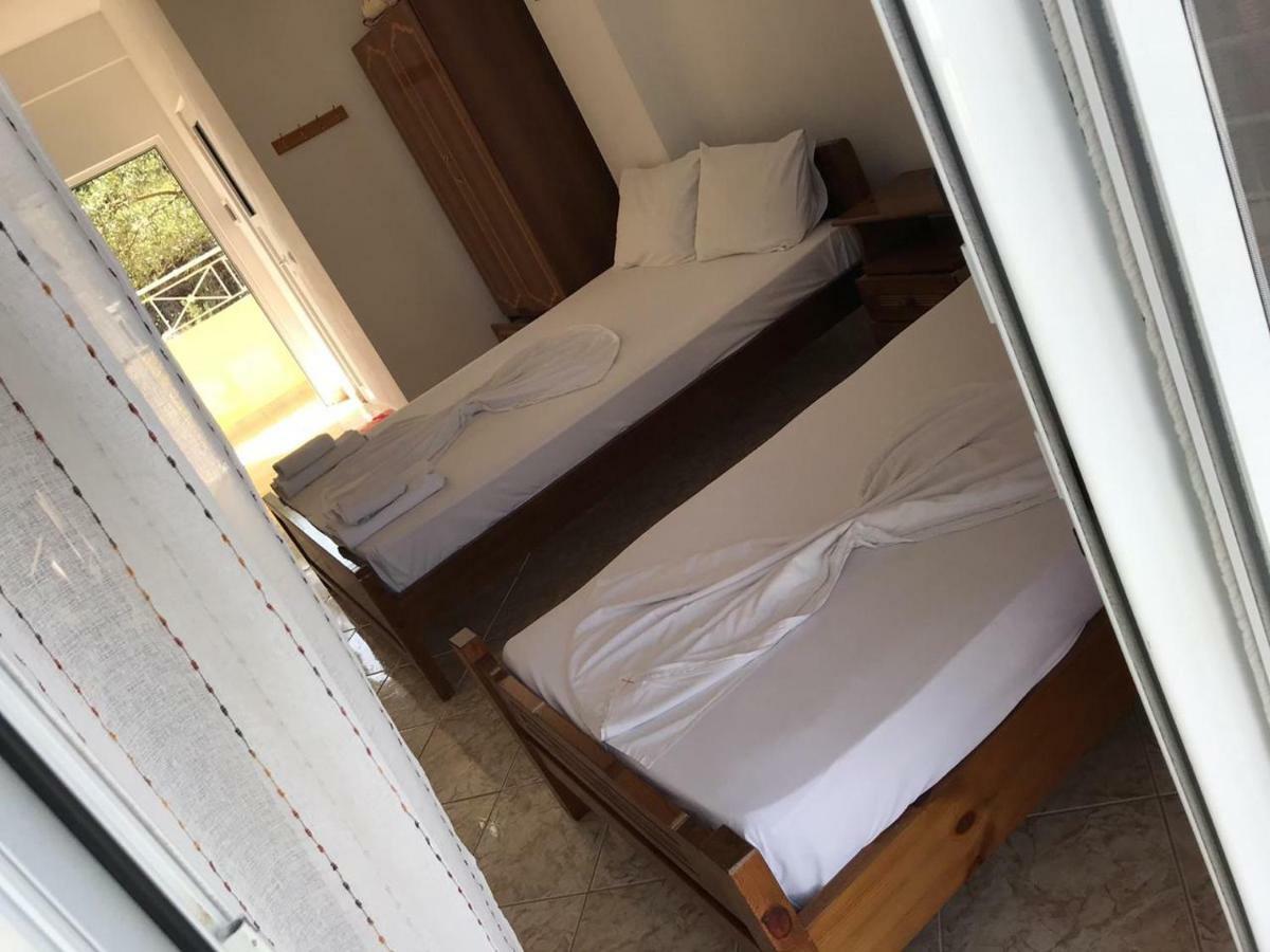 Henardi Apartments Ксамил Екстериор снимка