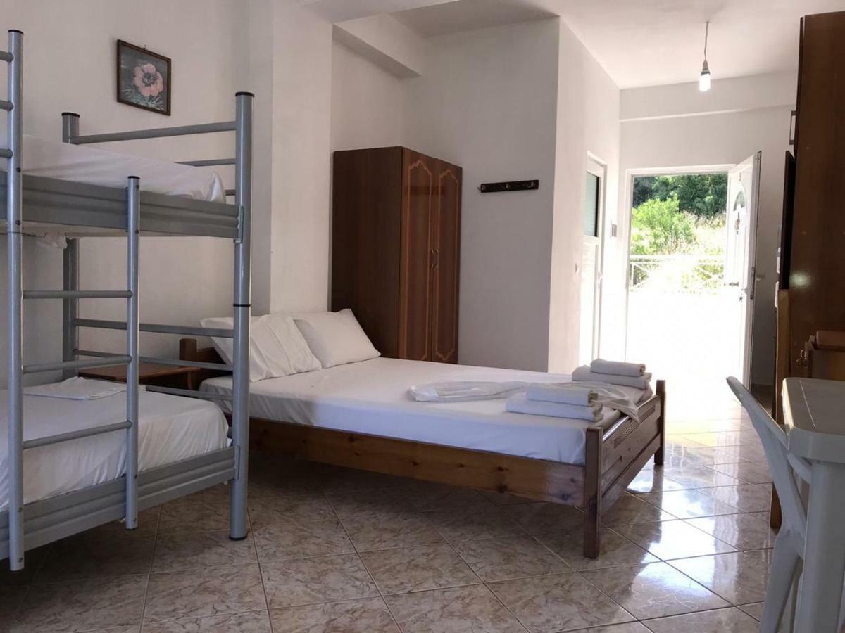 Henardi Apartments Ксамил Екстериор снимка